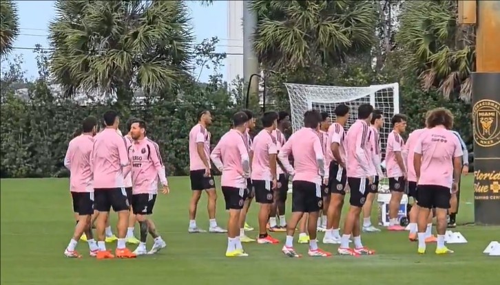 开云线上入口-记者:梅西、苏亚雷斯和德保罗正常参与训练,阿连德等人仍缺席