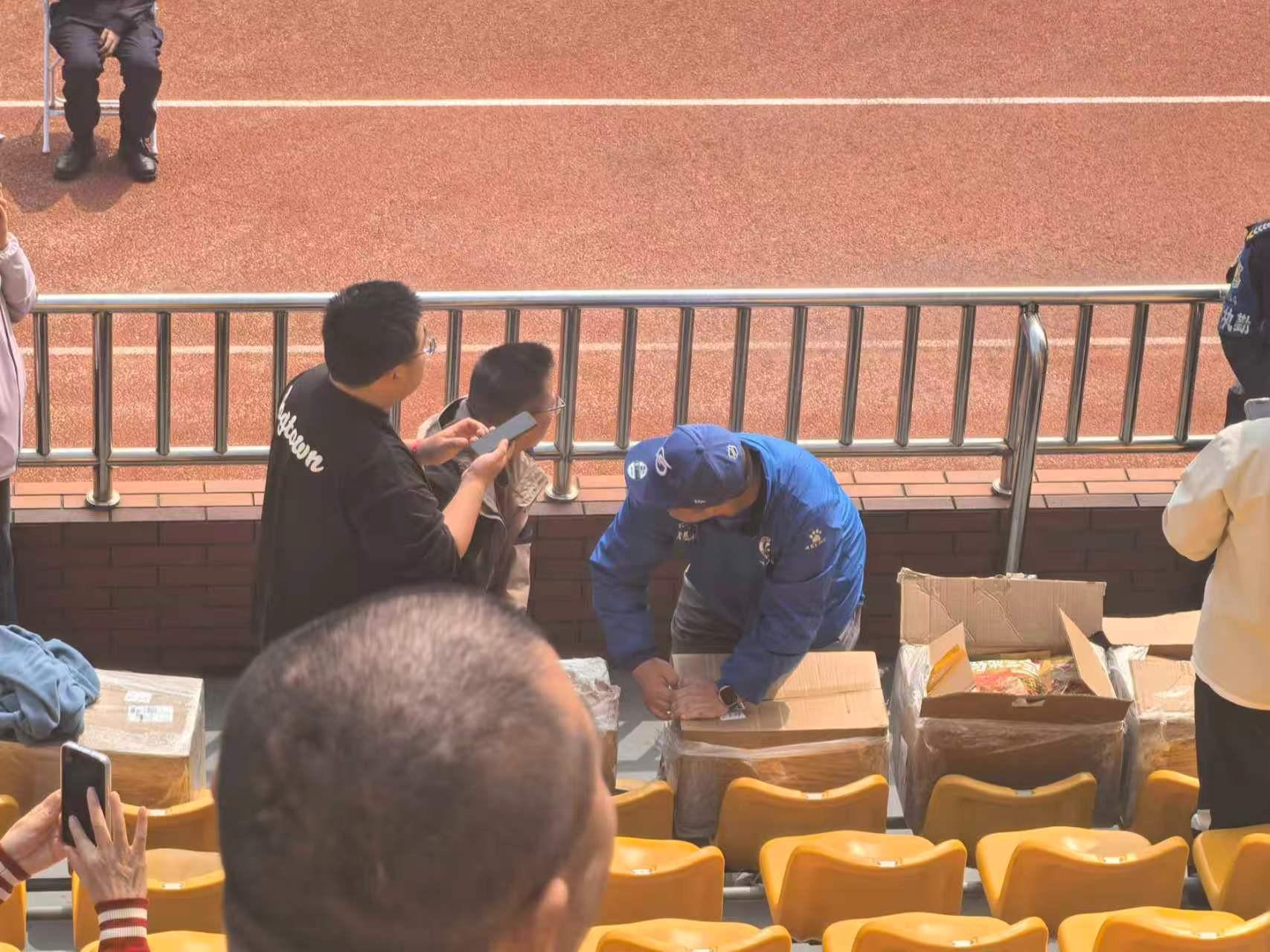 开云线上入口-沈阳球迷搬了5箱鸡架到常州，为“州际杯”沈阳队现场助威